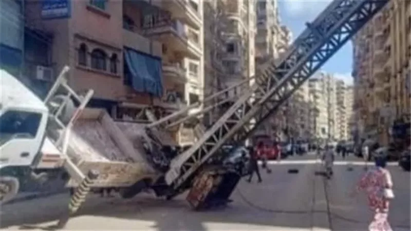 إصابة عامل وتحطم شرفات وسيارات سقوط ونش رفع مواد بناء بالهرم