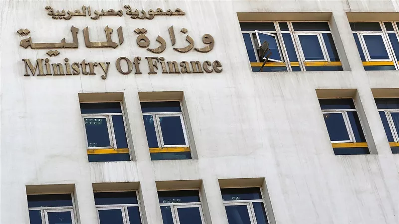 الحكومة تبدأ معركة خفض عجز الموازنة.. وخبير اقتصادي يكشف تفاصيل الخطة