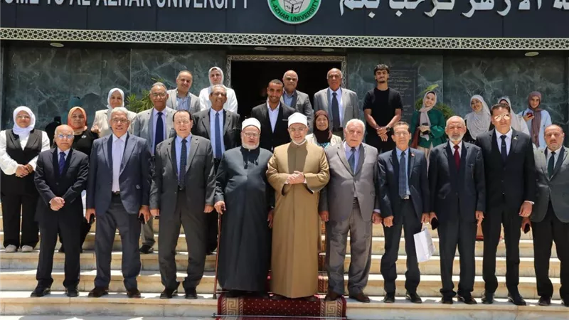 جامعة الأزهر تكرم رؤساءها السابقين والفائزين بجائزة التميز العلمي.. صور