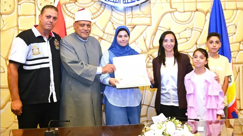 محافظ البحيرة تكرم أوائل الإعدادية الأزهرية دعمًا لمسيرة التفوق والنجاح 