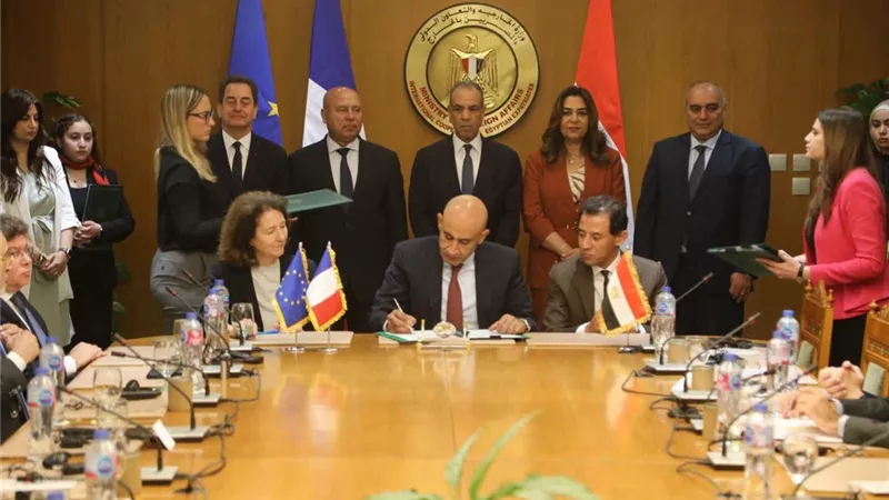 مصر وفرنسا توقعان اتفاق لإنشاء مدرستين للتكنولوجيا التطبيقية بالنقل