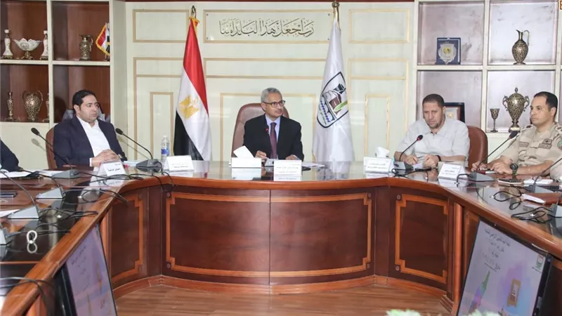 محافظ بني سويف يبحث ملفات تقنين أراضي أملاك الدولة