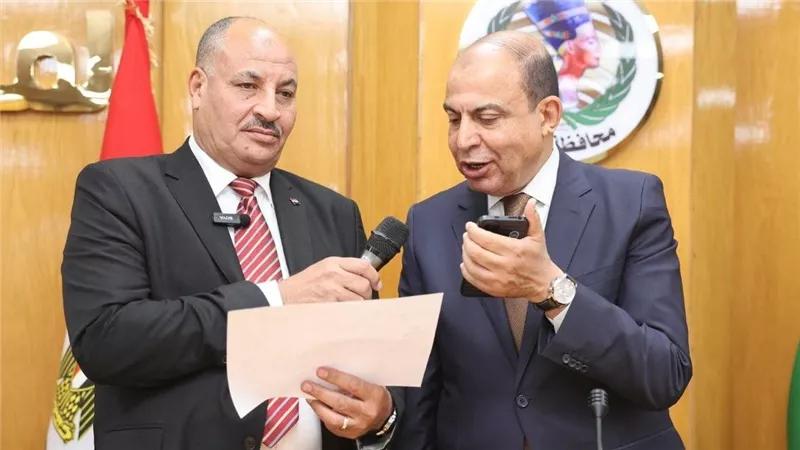 محافظ المنيا يهنئ أوائل الإعدادية هاتفيًا: أنتم نماذج مشرفة للنجاح