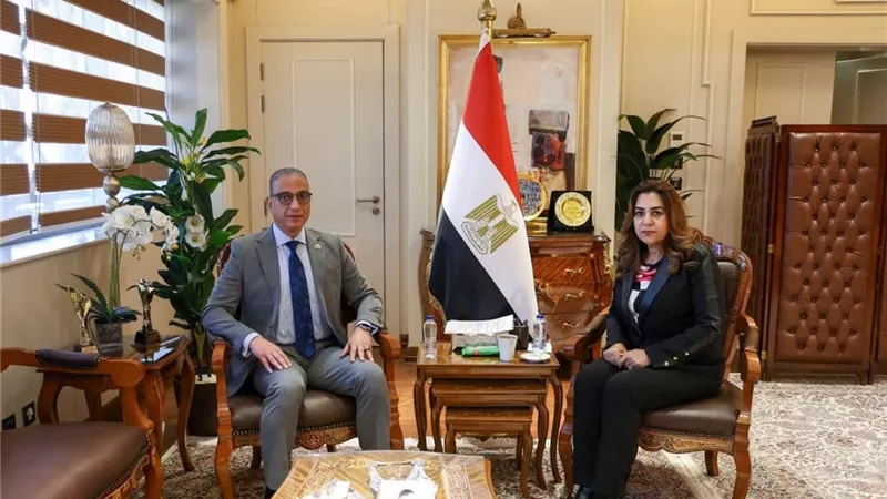 وزيرة التنمية المحلية تتابع مع محافظ الجيزة تطوير منظومة المخلفات والتصالح