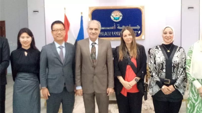 رئيس جامعة أسوان يستقبل وفد 