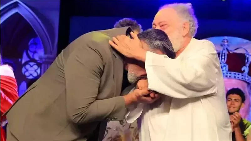  ياسر جلال يقبل يد يحيى الفخرانى بعد مشاهدة عرض «الملك لير» بالمسرح القومي