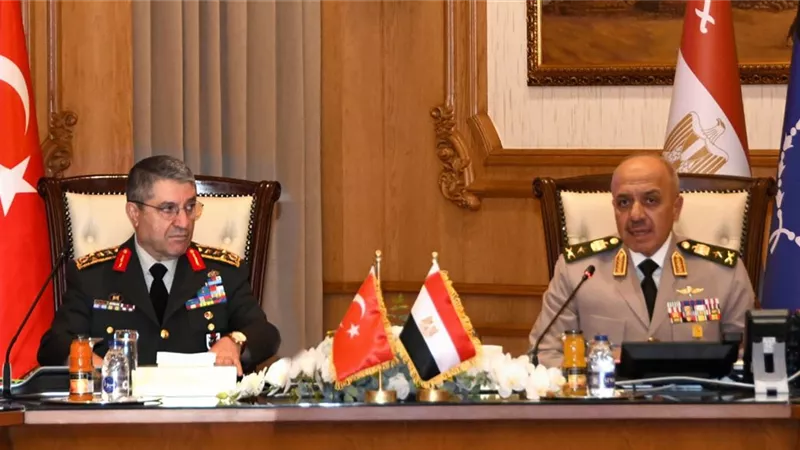 رئيسا أركان مصر وتركيا يبحثان تعزيز التعاون العسكري