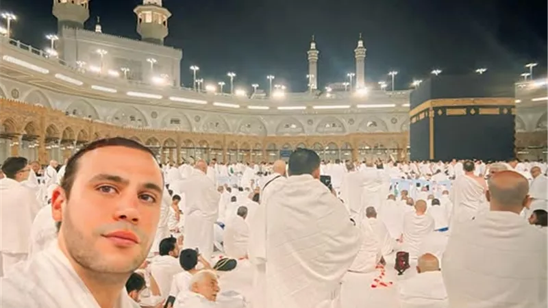 من صالات السينما إلى الأراضي المقدسة.. محمد إمام يثير تفاعل الآلاف