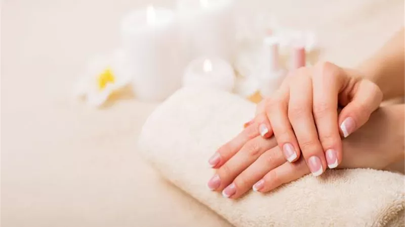 خطوات أساسية لأظافر صحية وقوية