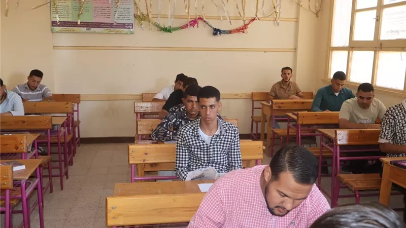 «خرجوا بعد 5 دقائق بسماعات».. طالبة متفوقة تستغيث بالوزير: مستقبلنا بيضيع