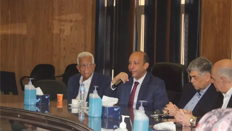 استعدادًا للمئوية الثانية.. طب قصر العيني تتسلم صندوق آلات جراحية تاريخية 