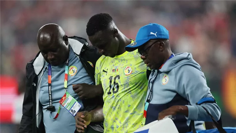 أهلي جدة يترقب نتيجة فحص ركبة إدوارد ميندي بعد إصابته في كأس العالم