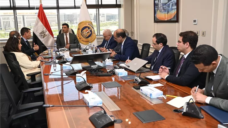 وزير الصناعة يبحث مع 