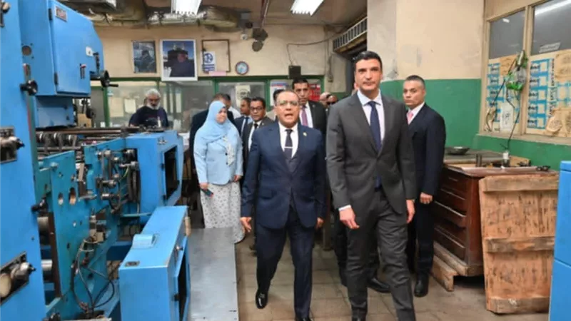 وزير الصناعة يتفقد «المطابع الأميرية» ويعلن خطة للتوسع في التحول الرقمي