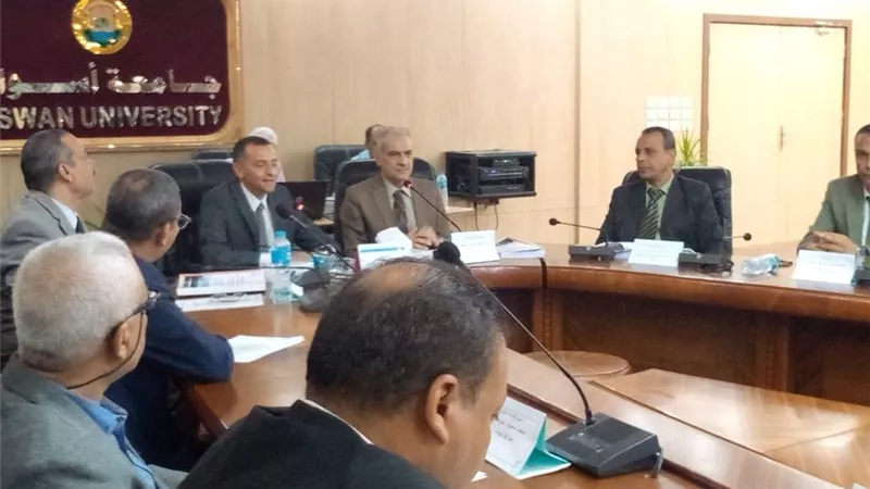 جامعة أسوان تعرض مشروع استصلاح 16 ألف فدان لزراعة النخيل والنباتات الطبية