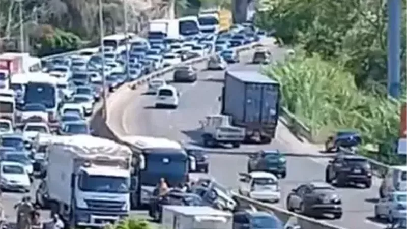 تصادم سيارة بحافلة تقل عسكريين يثير الذعر في لبنان ويغلق الطرق