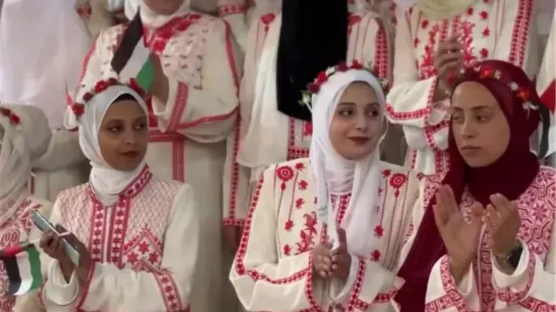 وسط الدمار.. 150 عريسًا وعروسًا يحتفلون بأول زفاف جماعي بمخيم جباليا