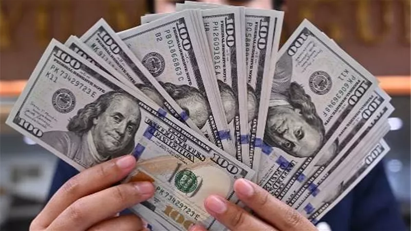 هل انتهت موجة صعود الدولار؟ مؤسسات عالمية كبرى تراهن على انحسار الزخم