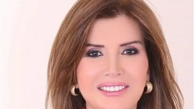 منة حسين فهمي تستحضر أناقة ميرفت أمين وتخطف الأنظار بتشابه لافت مع والدتها