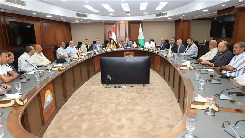 محافظ الجيزة يوجه بإعداد خطة لمواجهة ظاهرة الفريزة والنباشين للقمامة