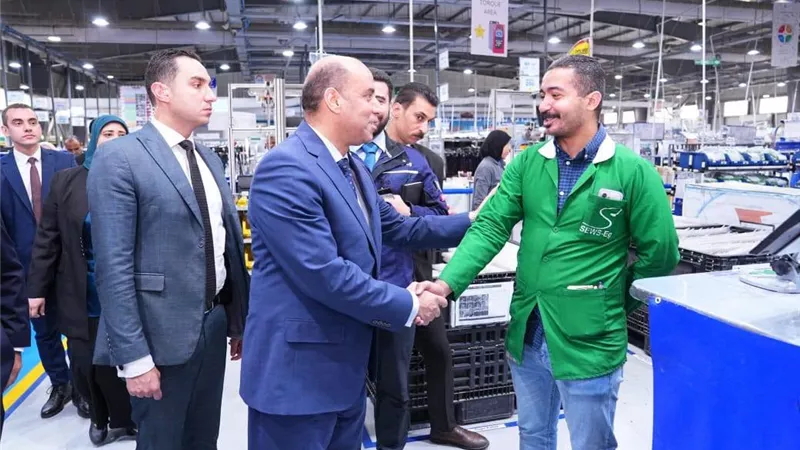 وزير العمل: تدريب وتشغيل ودمج ذوي الهمم خلال زيارة شركة بالجيزة