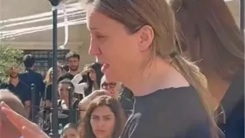 نورا رحال تودع نجلها أليكس إلى مثواه الأخير وسط حضور الأهل والأصدقاء 