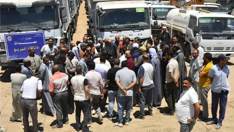 محافظ أسيوط يتفقد اصطفاف المعدات للتأكد من جاهزيتها لمواجهة الطوارئ 