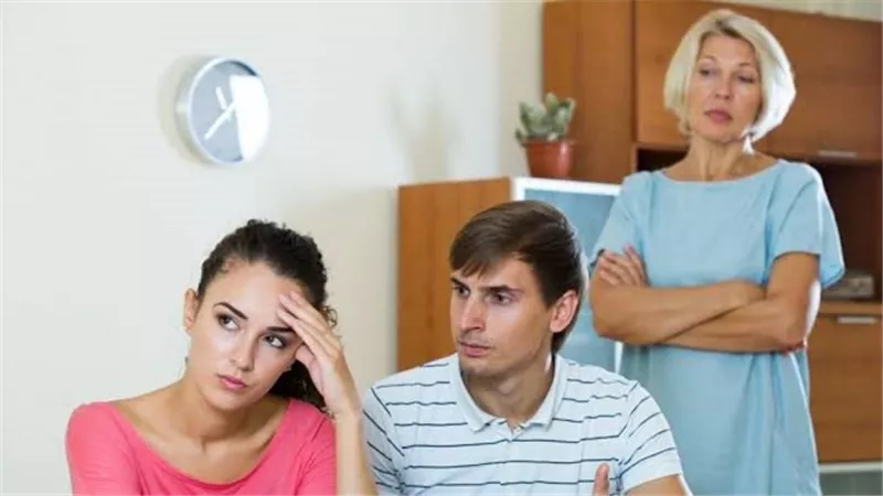 أخطاء شائعة تقع فيها زوجة الأبن في أول سنة زواج