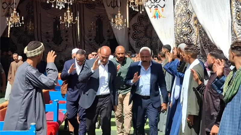 محافظ أسيوط يقدم العزاء لأسر الأطفال ضحايا حادث سقوط تروسيكل بترعة أبوتيج