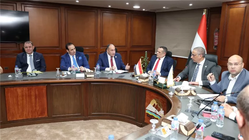 حماة الوطن بالجيزة تبحث مع المحافظ ملفات الخدمات ومطالب المواطنين
