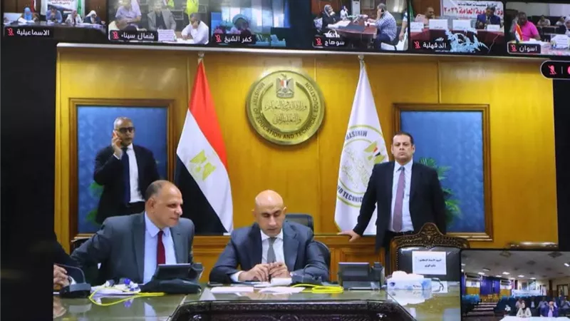 مدير تعليم القاهرة تتابع امتحانات الثانوية العامة من غرفة العمليات المركزي