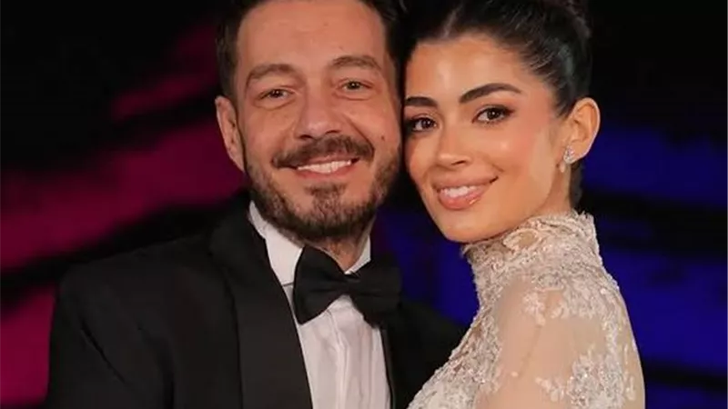 قبل استقبال أول حفيدة له.. أحمد زاهر يتفاجأ بهدية مؤثرة على الهواء 