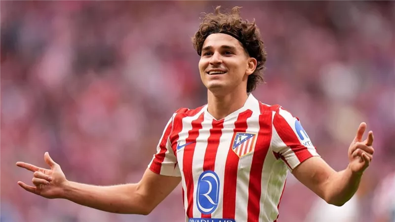 أتلتيكو مدريد يتحرك مبكرًا لتعويض احتمال رحيل جوليان ألفاريز
