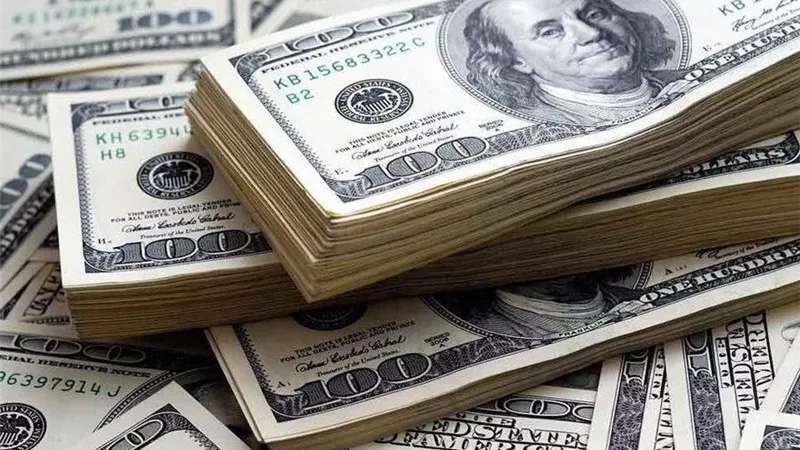 الدولار يواصل الصعود لليوم الرابع ويقترب من أعلى مستوى خلال أسبوع 