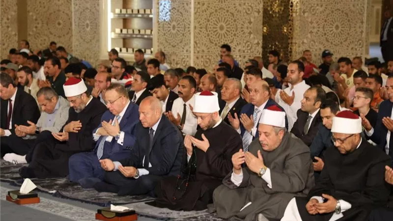 أبرزهم وزير الأوقاف.. قيادات دينية يؤدون صلاة الجمعة بمسجد مصر الكبير