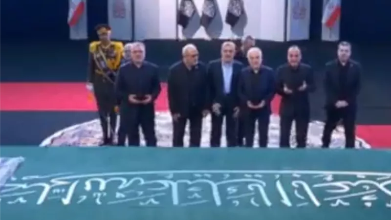 وفد من حزب الله يؤدي واجب العزاء بجثمان المرشد الإيراني الراحل علي خامنئي
