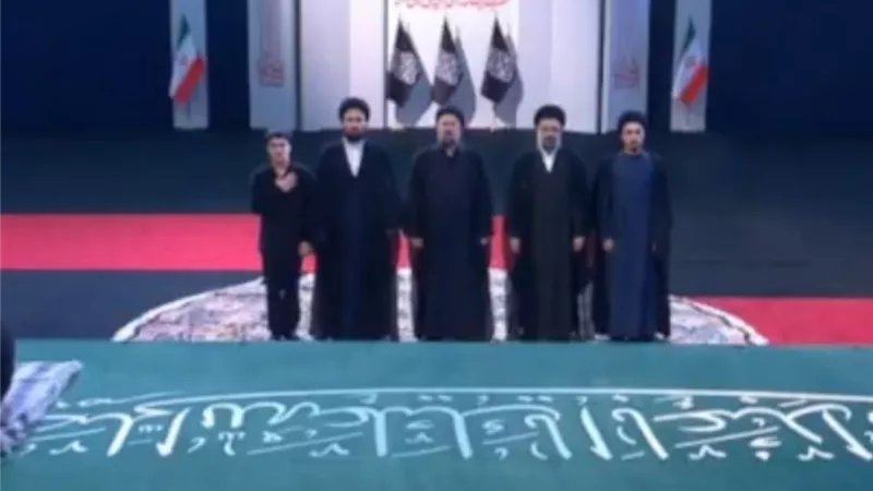 منهم حسن الخميني.. أسرة مؤسس الجمهورية الإسلامية يحضرون مراسم توديع خامنئي