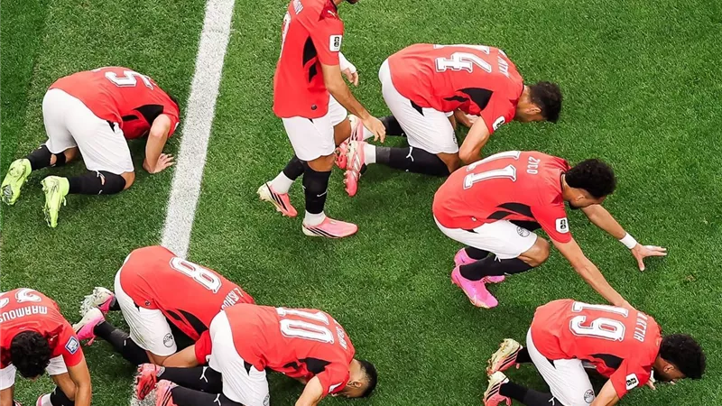 مصر تتقدم على أستراليا بهدف إمام عاشور في الشوط الأول بكأس العالم 