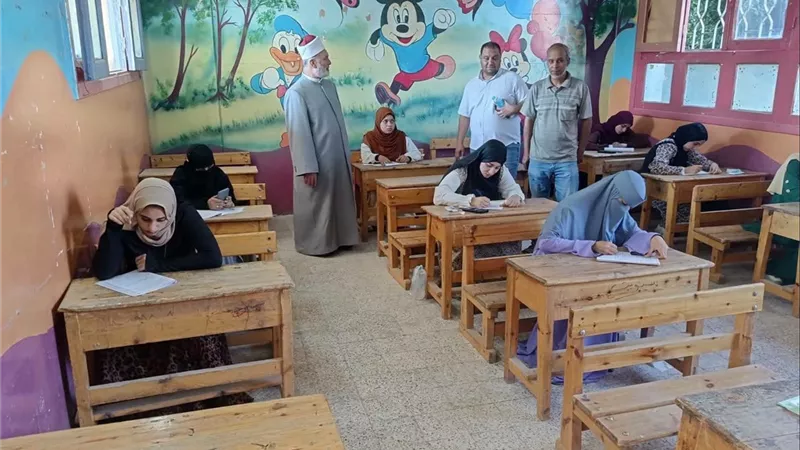 رئيس منطقة سوهاج الأزهرية يتفقد امتحانات الرياضيات التطبيقية للقسم العلمي
