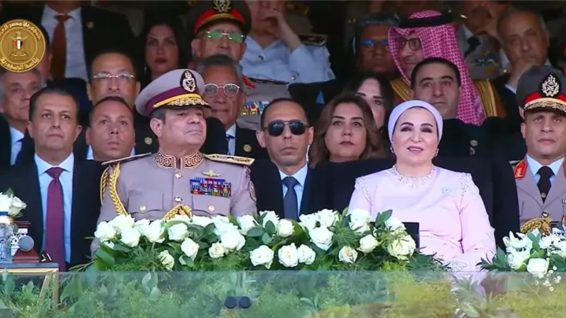 الرئيس يشهد استعراض الطائرات المروحية المقاتلة خلال افتتاح مقر«الأوكتاجون»