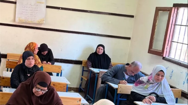 46 دارسًا يؤدون امتحانات محو الأمية في قافلة لجامعة دمنهور بإيتاي البارود