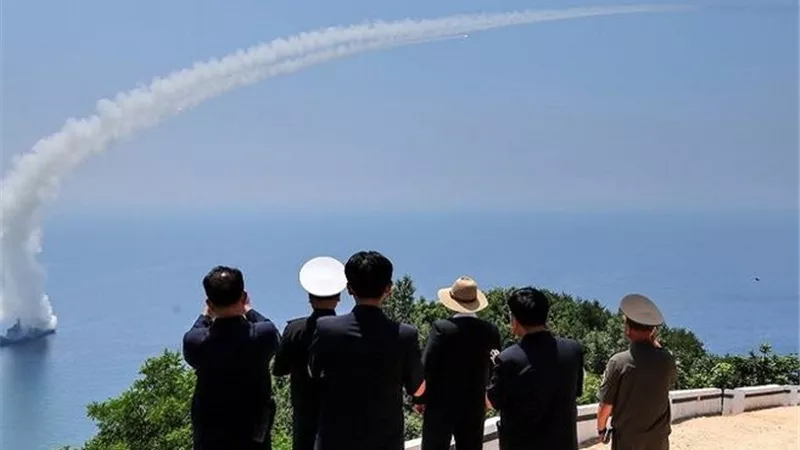 كيم جونج أون يشرف على إطلاق صاروخين مجنحين من مدمرة جديدة
