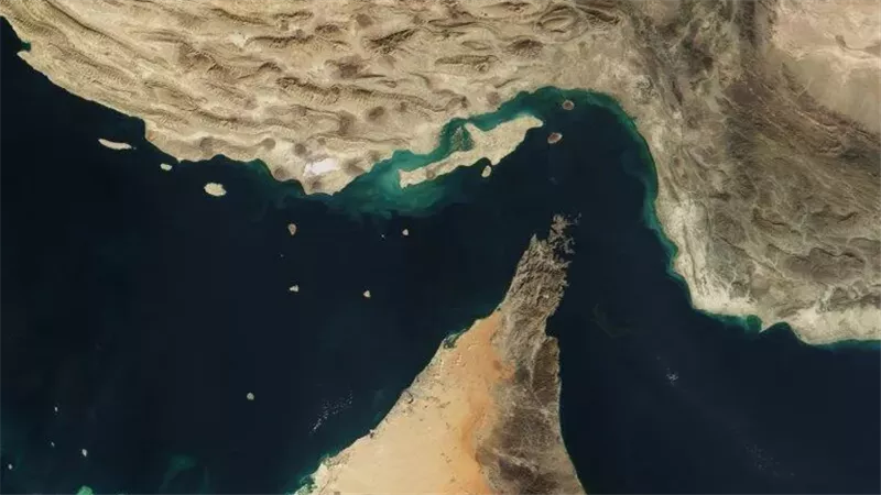 بلومبيرج: حركة الشحن بمضيق هرمز تسجل أدنى مستوياتها بسواحل عُمان