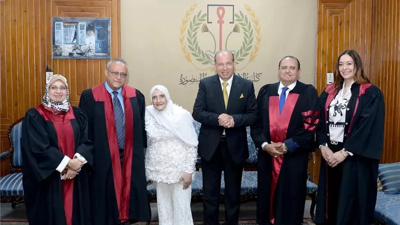 بمرتبة الشرف الأولى.. جامعة المنصورة تمنح باحثة في الـ83 من عمرها دكتوراه 