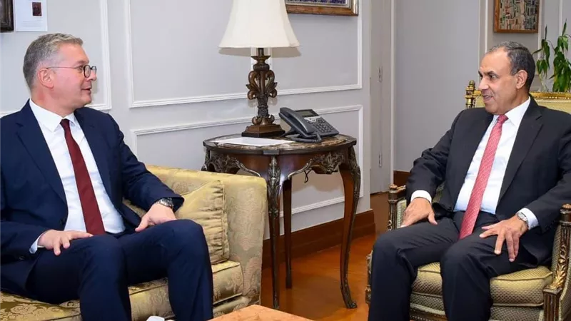 وزيرا الخارجية والبترول يناقشان جذب الاستثمارات الأجنبية في قطاع الطاقة 