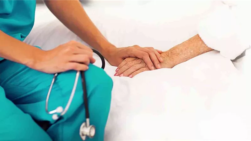 الصحة توضح.. كيف تتعامل مع مريض الأمراض المزمنة في الأزمات الصحية الطارئة؟