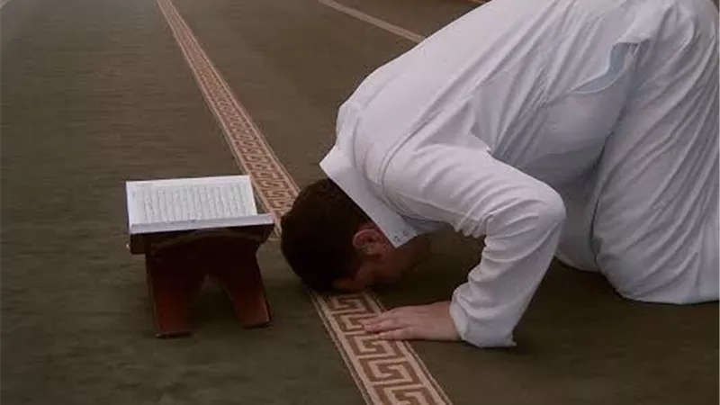 هل تجوز الصلاة بملابس عليها دم؟.. أمين الفتوى يوضح الحكم
