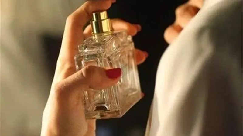 هل يجوز للفتاة وضع العطر أمام خطيبها؟.. دار الإفتاء توضح 