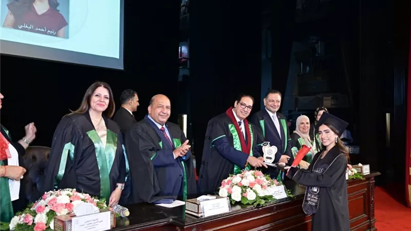 جامعة القاهرة تحتفي بتخريج الدفعة 98 من الطلاب الوافدين بكلية طب الأسنان