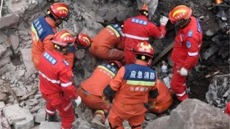انهيار أرضي يحاصر 16 شخصاً في إقليم قانسو الصيني
